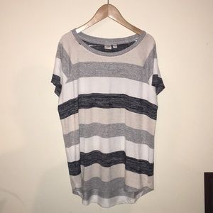 Loose-fitting GAP striped tee